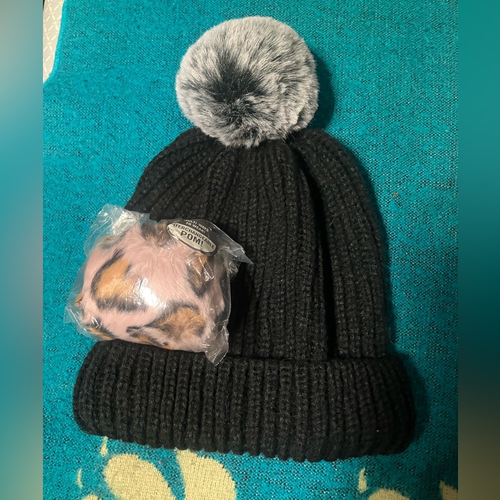 Women’s Black Beanie Hat (Detachable Pom Pom’s) NEW